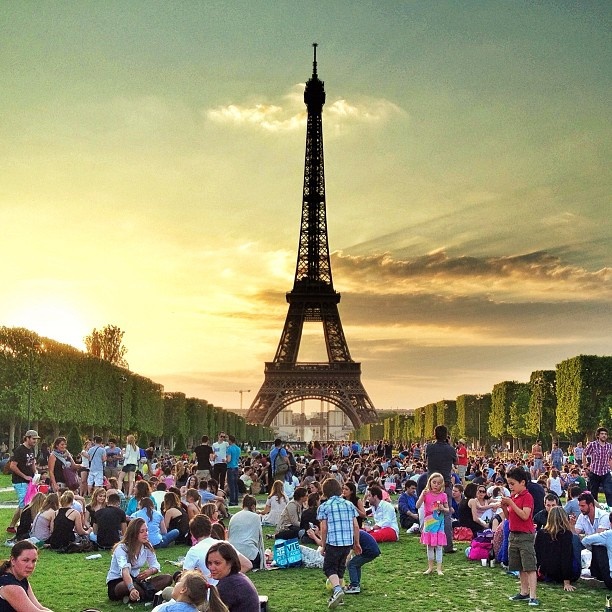 4. Tháp Eiffel (Paris, Pháp): Biểu tượng của nước Pháp này có thể được nhìn thấy từ nhiều khu vực tại thủ đô Paris, do đó tòa tháp “lộ diện” trong ảnh của nhiều người tới đây.