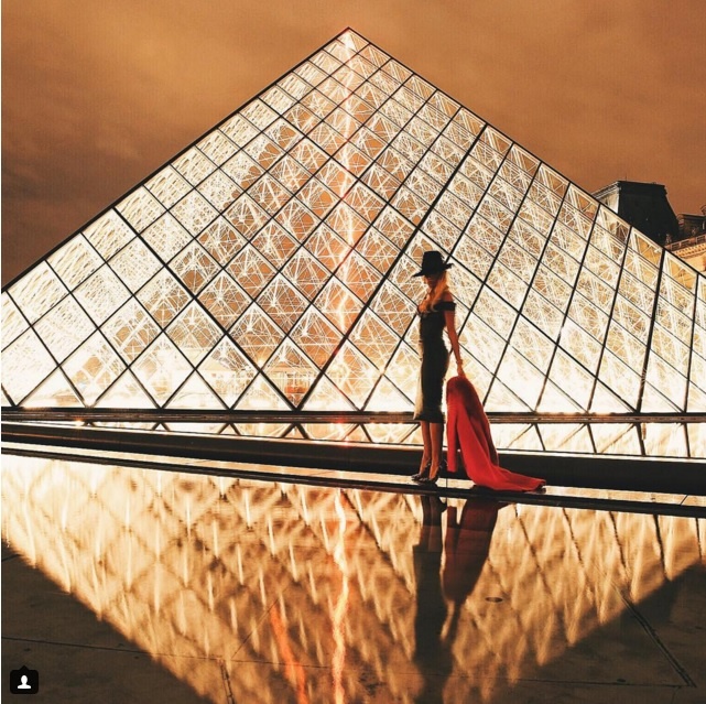 6. Bảo tàng Louvre (Paris, Pháp): Thiết kế ấn tượng và lãng mạn khiến nơi này được chọn làm phông nền cho nhiều bức ảnh tuyệt đẹp.