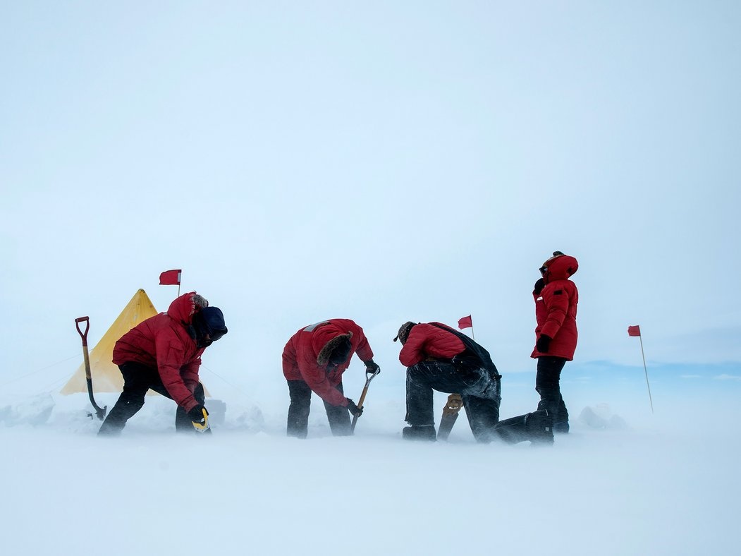 Vào mùa hè, 25 nhà khoa học sống và làm việc ở đây, khi nhiệt độ vào khoảng -30 độ C. Tuy nhiên, đến mùa đông thì chỉ còn khoảng 13 người.