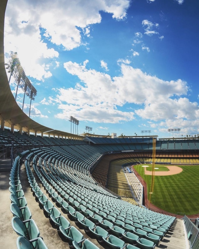 7. Sân vận động Dodgers (California, Mỹ): Sân vận động có lịch sử lâu đời này là nơi diễn ra nhiều sự kiện thể thao, văn hóa và âm nhạc quan trọng.