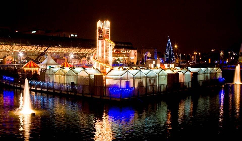 Dublin, Ireland: Những con phố của Dublin mang đậm không khí tươi vui của Giáng sinh, với những bóng đèn lộng lẫy, các khu trượt băng và dàn hát thánh ca ở nhà thờ  St. Patrick. Ảnh: Hotelsireland.