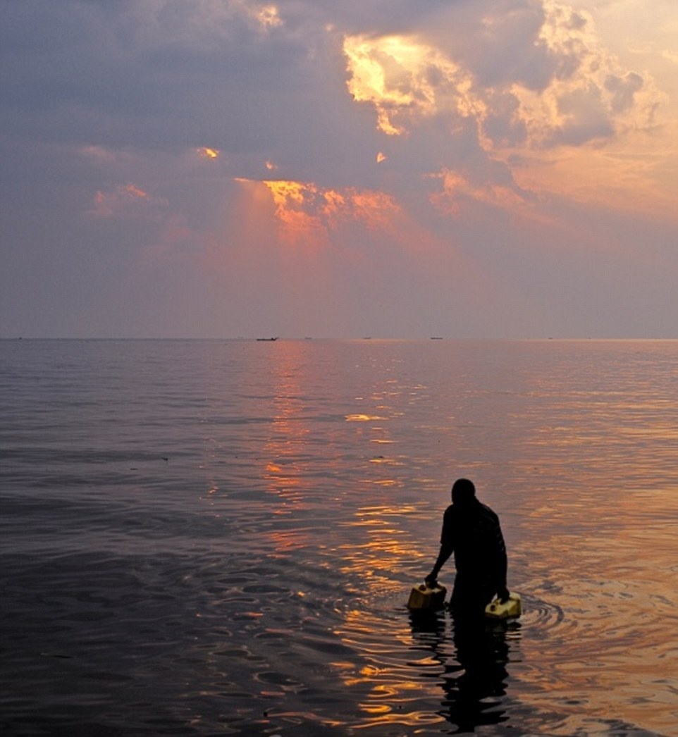 Wood cho biết chuyến đi này đá cho anh cơ hội nhìn châu Phi dưới con mắt của một nhà sử học và tìm hiểu các nền văn hóa đặc sắc: “Được đi dọc con sông ấn tượng nhất thế giới là một vinh dự lớn”.