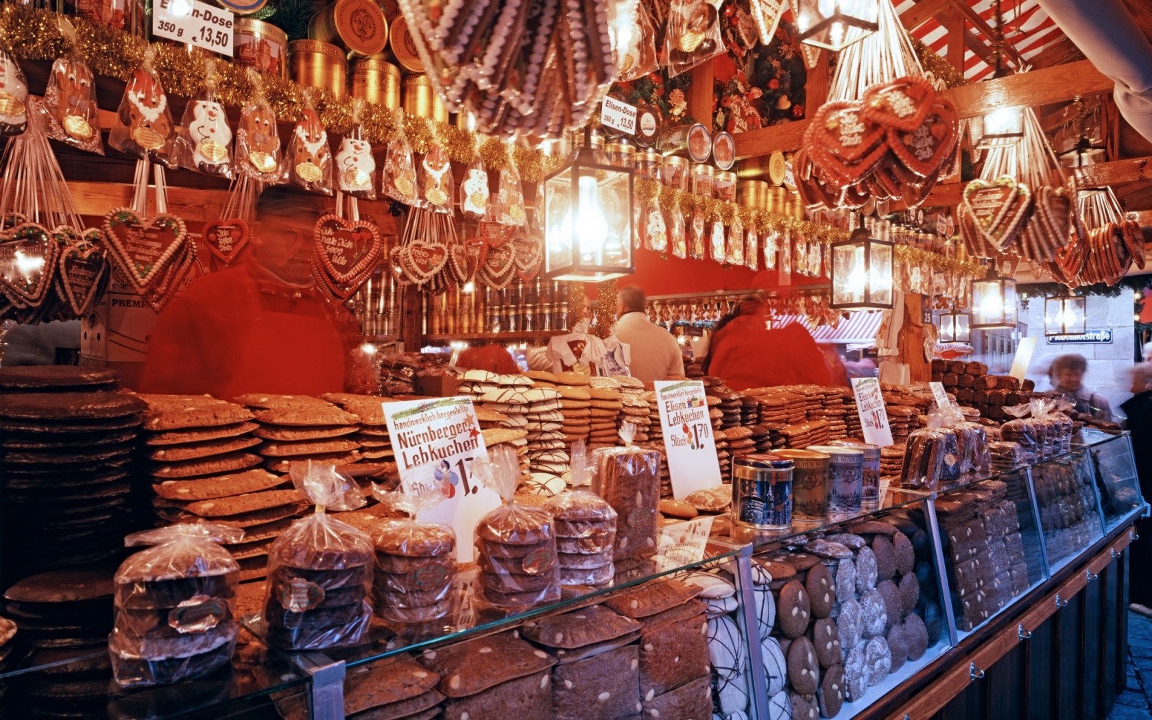 Nuremberg, Đức: Nuremberg nổi tiếng với chợ Giáng sinh nhộn nhịp ở phố Hauptmarkt. Chợ có hơn 180 quầy hàng san sát, bán đủ loại đồ chơi, đồ trang trí và các món ăn ngon tuyệt. Vào buổi tối, ánh đèn ấm áp càng làm nơi đây có thêm vẻ huyền ảo.