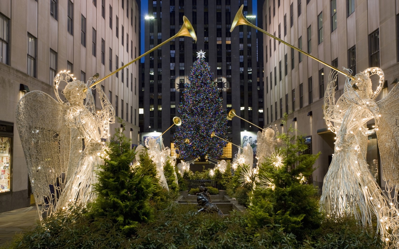 New York, Mỹ:  “Thành phố không ngủ” khoác lên mình một bộ áo lộng lẫy cho dịp lễ quan trọng này. Từ trung tâm Rockefeller tới các cửa hiệu mặt phố, tháng 12 ở “Trái táo lớn” là một khoảng thời gian kỳ diệu.