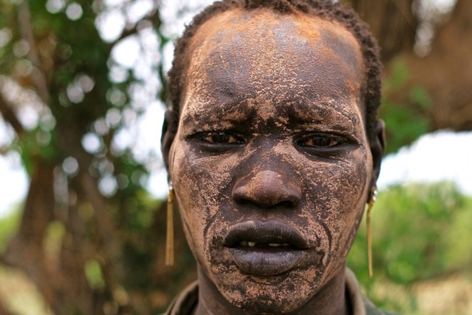 Khách tới thăm bộ tộc được mời uống sữa bò vừa vắt. Wood kể: “Sữa còn nóng, có mùi khá khó chịu với nhiều tạp chất, nhưng nếu bạn không uống thì đó sẽ là một sự xúc phạm lớn với chủ nhà”.