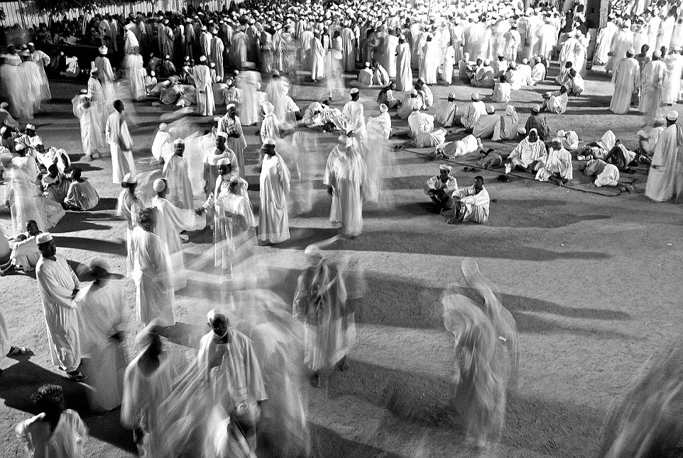 Trong Kadabas, một lễ hội của người theo Hồi giáo Sufi, Wood là người ngoại đạo duy nhất từng được tham dự. Anh cho biết đây là một trải nghiệm xúc động và tuyệt vời.