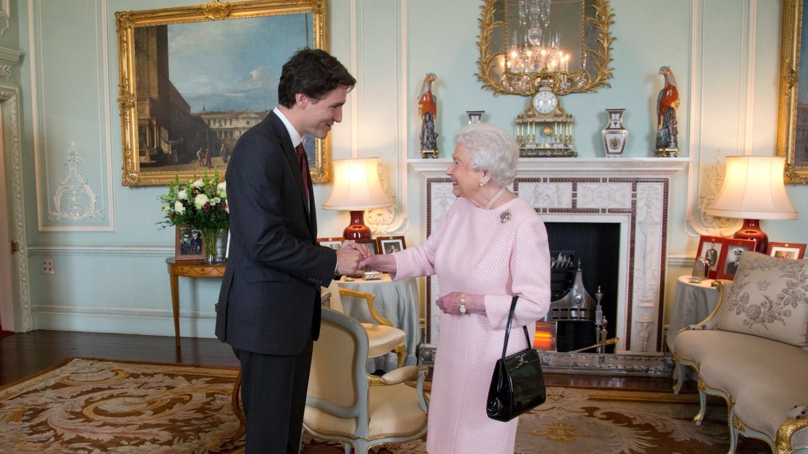 Bất cứ ai cố ý dọa Nữ hoàng đều bị coi là phạm pháp trong Bộ luật hình sự của Canada.