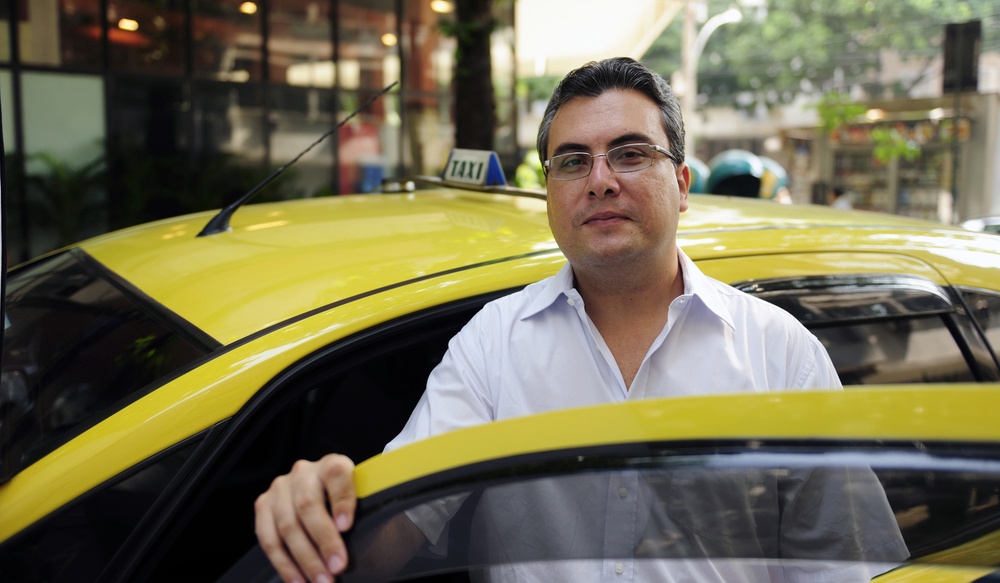 Halifax, Nova Scotia: Tài xế taxi không được mặc áo phông, thay vào đó họ phải mặc áo sơ mi hoặc dạng áo quân đội có cổ và tay, quần dài hoặc quần ngố lịch sự.