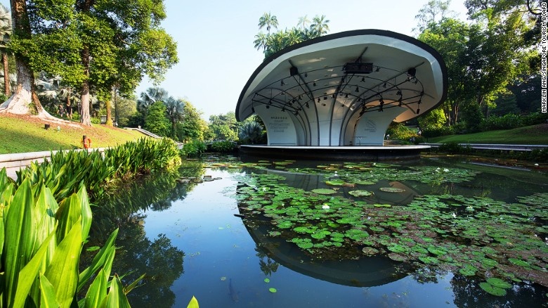 Sân khấu biểu diễn âm nhạc trong khuôn viên vườn.