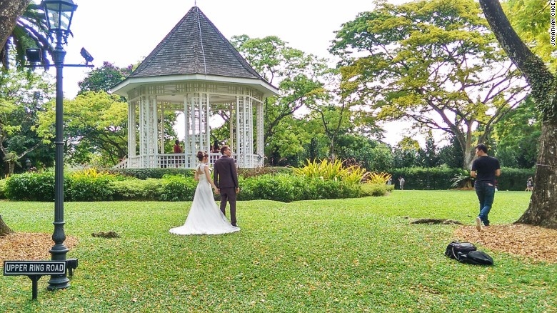 Vọng lâu được xây dựng từ năm 1930 là một trong những điểm nổi bật của vườn.