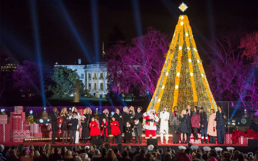 Washington, Mỹ: Tổng thống Barack Obama cùng gia đình bật công tắc đèn thắp sáng cây thông quốc gia được đặt gần Nhà Trắng.