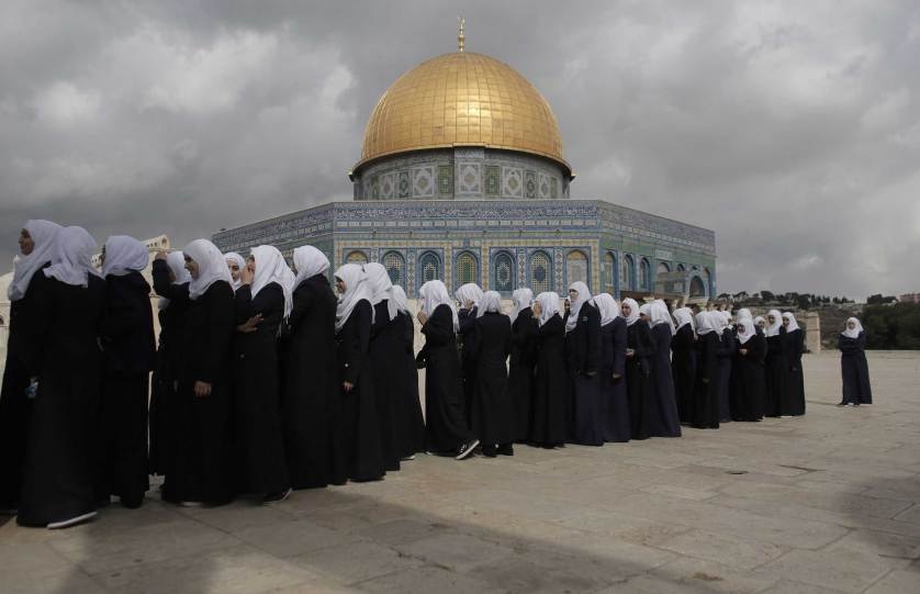 Các nữ sinh Palestine đi qua nhà thờ Al-Aqsa ở thành cổ của Jerusalem, nơi linh thiêng với cả người theo đạo Hồi và đạo Do Thái.