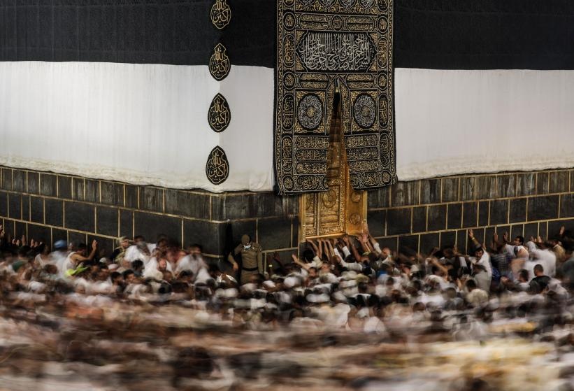Các tín đồ đạo Hồi đi ngược chiều đồng hồ quanh Kaaba, tòa nhà hình lập phương ở nhà thờ lớn của Mecca (Ả Rập Saudi) trong lễ Hajj.