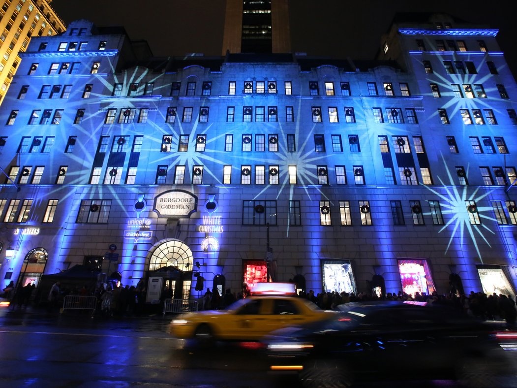 Mua sắm ở đại lộ số 5: Đại lộ số 5 có những cửa hàng sang trọng bậc nhất thế giới, với nhiều nhãn hiệu danh tiếng, từ  Tommy Hilfiger tới Tiffany. Hãy khởi hành từ thư viện công cộng New York, kết thúc chuyến mua sắm ở Bergdorf Goodman và một ly champagne ở nhà hàng Kelly Wearstler.