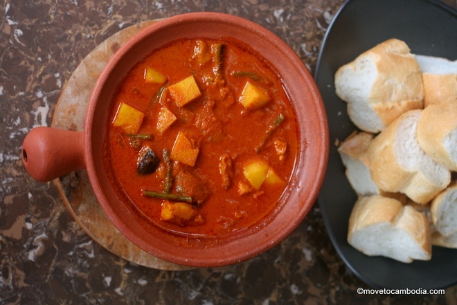 Cà ri đỏ Khmer: Không cay bằng cà ri Thái Lan, món ăn này thường được làm từ thịt bò, gà hoặc cá, với cà, đậu xanh, khoai tây, nước cốt dừa tươi, sả và kroeung. Món ăn này thường được nấu trong các sự kiện đặc biệt của người Campuchia như cưới hỏi hoặc các dịp lễ như Pchum Ben. Cà ri đỏ thường được ăn kèm bánh mì.