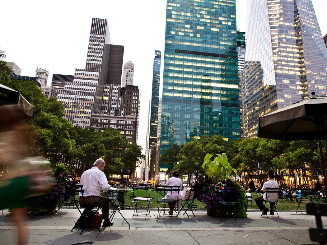 Xem phim ở công viên Bryant: Bạn có thể tổ chức một buổi picnic và xem những bộ phim kinh điển trên màn hình khổng lồ ở công viên Bryant, hơi thở xanh tươi giữa rừng nhà chọc trời ở New York.