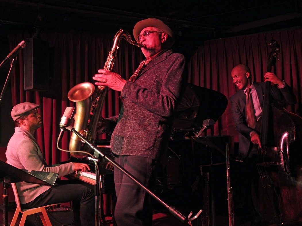 Nghe nhạc jazz ở Village Vanguard; Một số bài hát nổi tiếng trong lịch sử nhạc jazz của các huyền thoại như Miles Davis, Bill Evans, John Coltrane và Sonny Rollins được ghi âm ở đây. Ngày nay, nơi này là một trong những điểm tham quan tuyệt vời nhất thế giới để bạn thưởng thức giọng ca của các tài năng nhạc jazz.