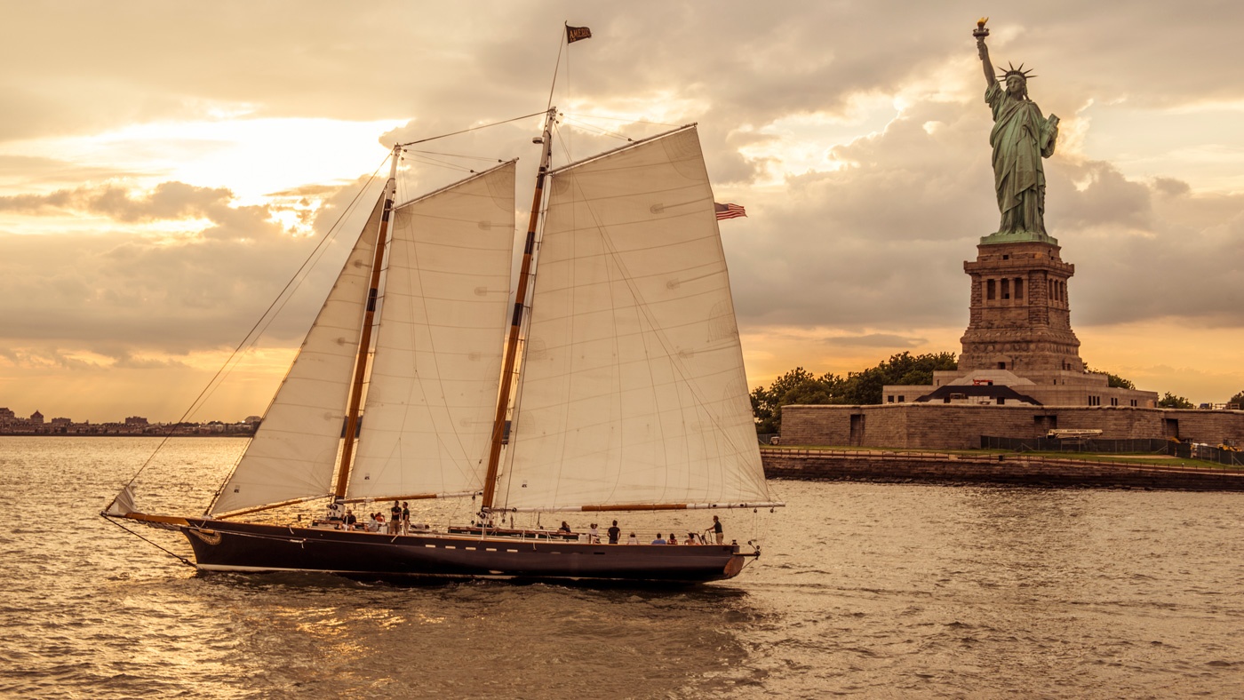 Đi thuyền trên cảng New York: Chẳng còn gì tuyệt bằng được chiêm ngưỡng thành phố khổng lồ này từ bến cảnh trên một con thuyền buồm. 