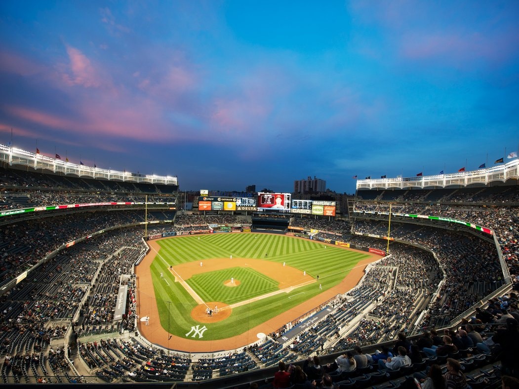 Trải nghiệm không khí ở sân vận động Yankee: Yankee là một sân vận động rộng lớn với kiến trúc tuyệt đẹp, với các món đồ lưu niệm độc đáo. Du khách có thể đi tàu điện ngầm tới đây.