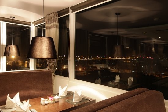 Gourmet Corner (Lò Sũ, Hoàn Kiếm): Gourmet Corner được đánh giá cao nhờ nhân viên chu đáo, nhiệt tình, sẵn lòng giải thích và hướng dẫn cho du khách về các món ăn trong thực đơn. Một điểm cộng nữa là các món ăn đều sử dụng nguyên liệu tươi ngon, đậm đà và trình bày đẹp.