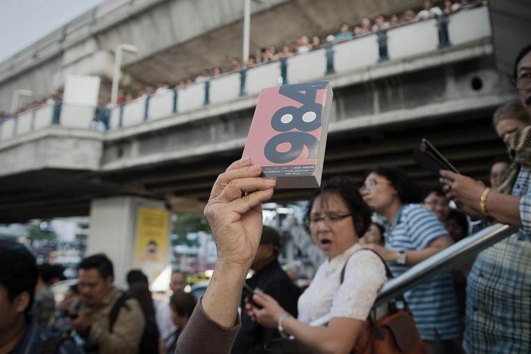 Đọc sai sách và chơi nhầm trò: Cuốn tiểu thuyết “1984” nổi tiếng của George Orwell bị cấm trên lãnh thổ Thái Lan vì là biểu tượng của sự chống đối chính quyền. Do đó, bạn nên để quển sách này ở lại nhà nếu muốn tới Thái Lan. Đồng thời, việc chơi trò “Tropico 5” cũng bị coi là phạm pháp từ lo ngại xâm phạm an ninh quốc gia. Ảnh: Straitstimes.