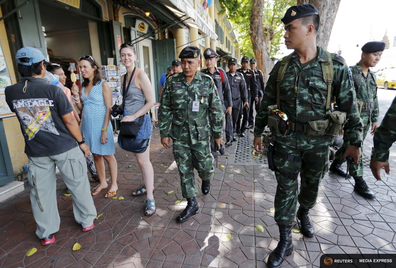 Bày tỏ quan điểm chính trị, chỉ trích quân đội: Bạn nên kiềm chế không bày tỏ quan điểm của mình về chính trị hay quân đội tại Thái Lan ở nơi công cộng cũng như trên mạng, điều này có thể khiến bạn bị bắt giữ và phạt tù. Ảnh: Reuters.