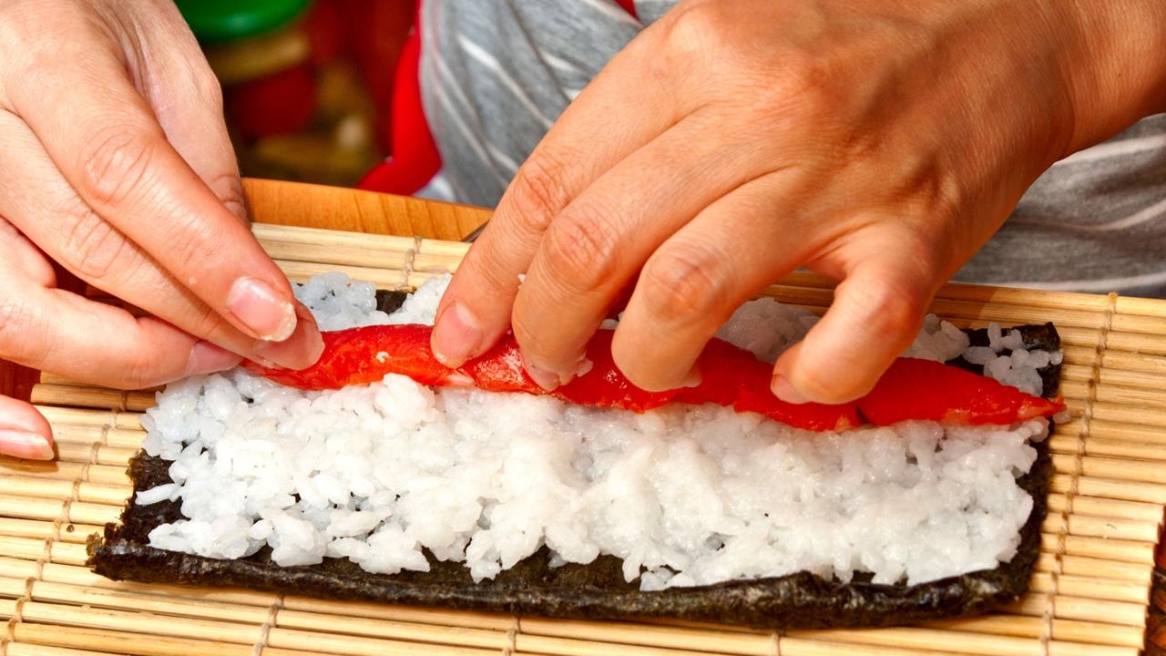 Nhiều người cho rằng tay phụ nữ quá nhỏ và ấm, không thích hợp làm sushi. Ảnh: Mix7777/iStock.