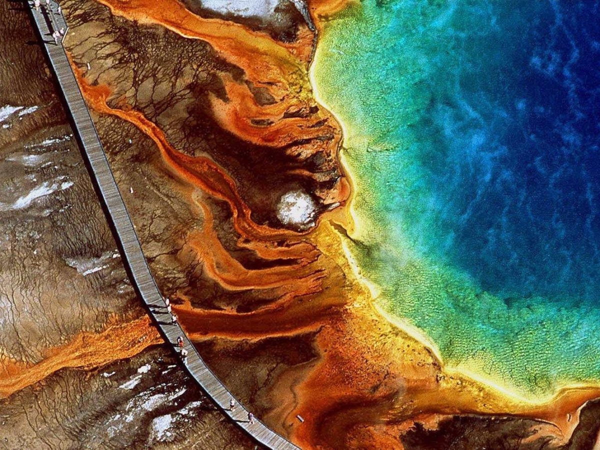 Wyoming: Suối Grand Prismatic trong công viên quốc gia Yellowstone có màu sắc rực rỡ nhờ các loại vị khuẩn.