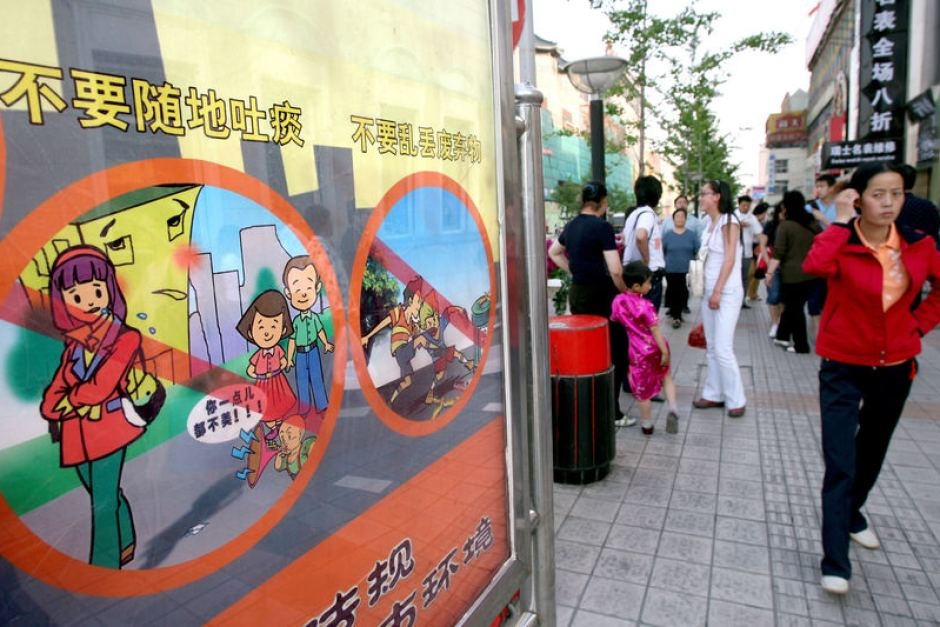 Nhổ nước bọt ở Trung Quốc: Việc nhổ nước bọt nơi công cộng không có gì lạ ở Trung Quốc. Tuy nhiên, chính phủ đã có nhiều động thái để thay đổi người dân khi du khách Trung Quốc gây mất thiện cảm do thực hiện hành vi này ở nước ngoài. Ảnh: Teh Eng Koon/AFP.