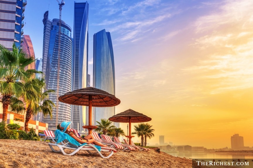 Các bãi biển và thời tiết ấm áp: Vào mùa đông, khí hậu ấm áp quanh năm trở thành ưu điểm của Dubai. Những bãi cát đầy nắng nhìn ra biển xanh trở thành giấc mơ của nhiều người. Du khách có thể tận hưởng “kỳ nghỉ hè giữa đông” ở các bãi biển công cộng như Mamzer hay Jumeirah.