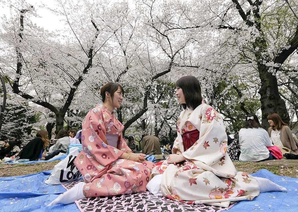 Hỏi câu hỏi liên quan tới cá nhân ở Nhật Bản: Thông thường, người Mỹ không hỏi người mới quen những câu như bạn kiếm được bao nhiêu tiền, sao chưa kết hôn. Tuy nhiên, ở Nhật, việc hỏi ai đó bao nhiêu tuổi, đã kết hôn hay có người yêu chưa là hoàn toàn bình thường. Ảnh: Weebly.