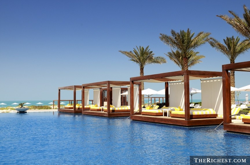 Cơ sở nghỉ dưỡng tuyệt vời: Ngoài những hoạt động vui chơi thú vị, thành phố trong mơ này còn có nhiều khách sạn, khu nghỉ dưỡng đẳng cấp. Trong đó, không thể không kể tới Burj Al Arab, khách sạn 7 sao duy nhất trên thế giới với thiết kế xa hoa cùng những dịch vụ như đưa đón bằng xế sang, di chuyển bằng trực thăng, dùng iPad vàng. Ngoài ra, Dubai còn có nhiều cơ sở của các chuỗi khách sạn 5 sao hàng đầu như Jumeirah, Sofitel, Movenpick...