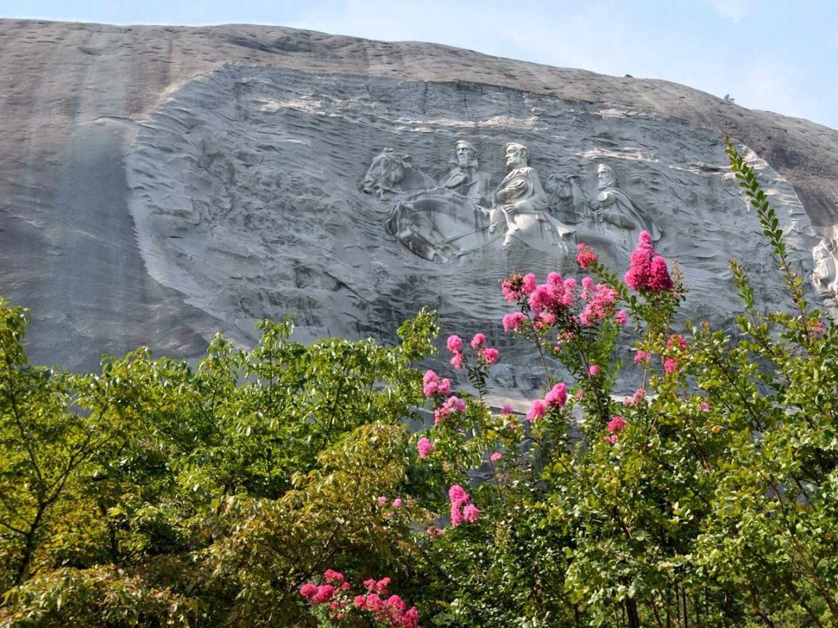 Georgia: Khu núi đá ở Công viên Stone Mountain cao tới 520 m, với bức phù điêu lớn nhất thế giới được tạc bên sườn.