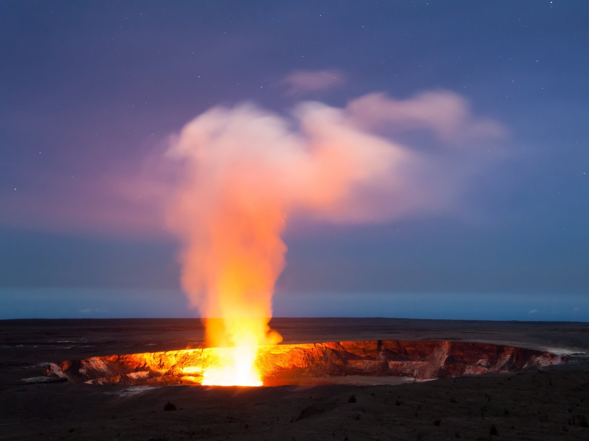 Hawaii: Ở núi lửa Kilauea, nham thạch phun ra tạo cảnh tượng lộng lẫy nhưng nguy hiểm.