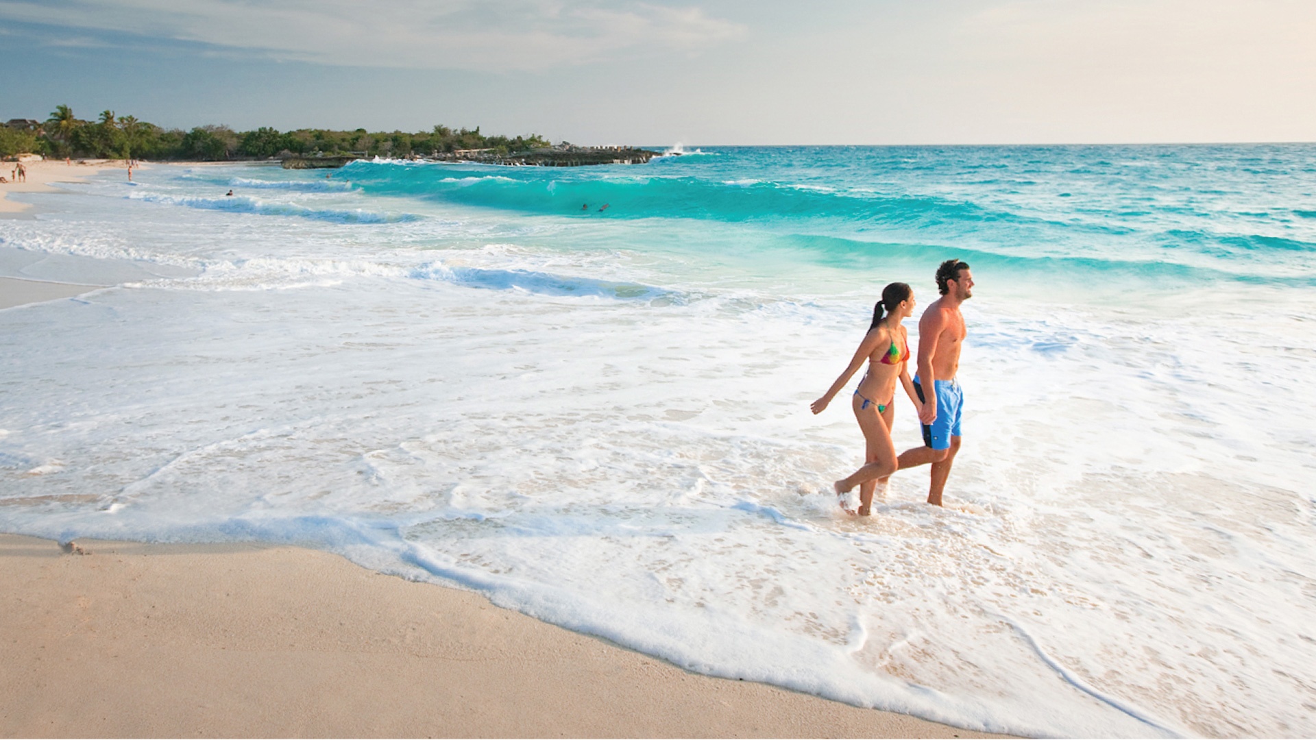 Tắm nắng ngực trần ở Áo: Nếu một phụ nữ để ngực trần trên bãi biển bình thường ở Mỹ, cô ấy sẽ gặp rắc rối. Ngược lại, khi tới Áo, các nữ du khách có thể thoải mái cởi áo trên bãi biển mà không lo ngại bất cứ điều gì. Ảnh: Vacationstmaarten.