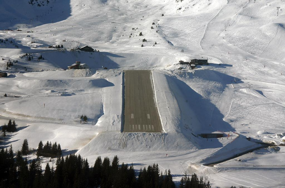 Sân bay Courchevel, Pháp: Đường băng của khu trượt tuyết trên dãy Alps chỉ dài hơn 500 m, men theo triền núi với độ dốc 18,6 %. Vào mùa đông, sân bay thường xuyên bị tuyết phủ. Máy bay chỉ có thể hạ cánh theo chiều dốc lên và cất cánh theo chiều dốc xuống. Ảnh: Joinsmsn.
