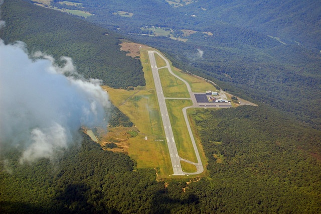 Sân bay Ingalls Field, Virginia, Mỹ: Đây là sân bay cao nhất bang, nằm trên đỉnh một dãy núi, với gió ngang thổi liên tục, gây khó khăn cho việc hạ cánh. Ảnh: Wunderground.