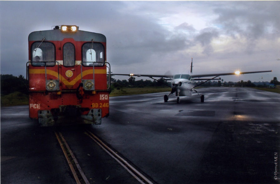 Sân bay Manakara, Madagascar: Đường băng của sân bay này chạy ngang qua một đường tàu vẫn đang hoạt động. Ảnh: Monrevemalgache/Wordpress.