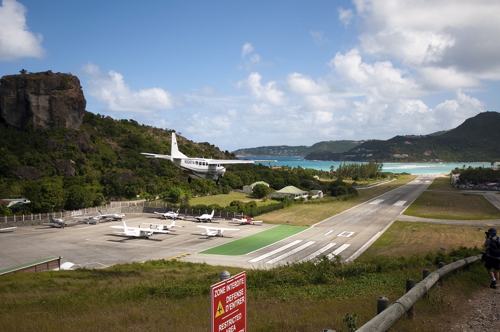 Sân bay Gustaf III, Saint-Barthélemy: Đây là một trong những sân bay có đường băng sát bãi biển du lịch. Tuy nhiên, do đường băng quá ngắn (650 m), các phi công cần được đào tạo đặc biệt trước khi được phép cất cánh và hạ cánh tại đây. Ảnh: Tnano/Flickr.