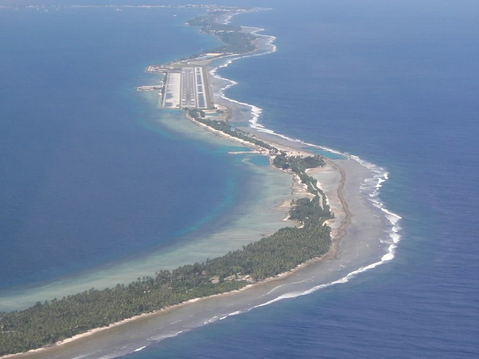Sân bay đảo Meck, quần đảo Marshall: Đường băng này nằm trên dải đất hẹp và hướng thẳng ra biển.