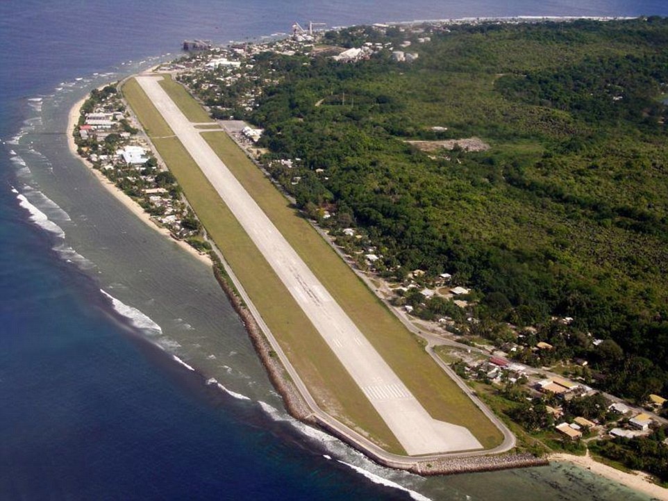 Sân bay Nauru, Nauru: Đường băng của sân bay này có hai đầu đều hướng ra mặt biển.