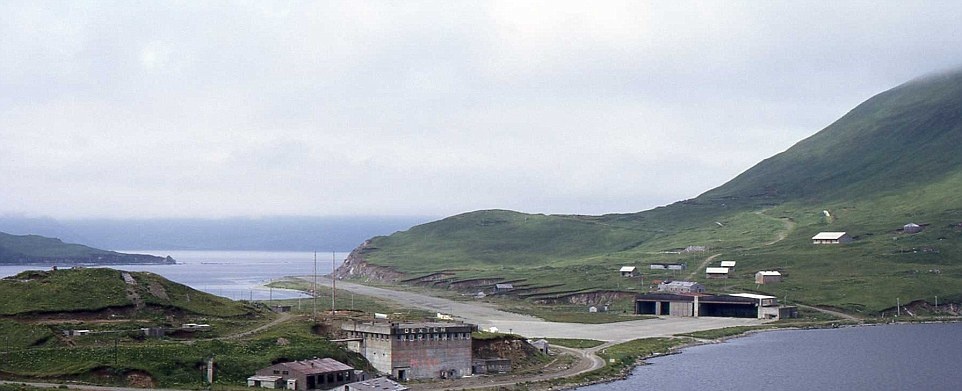 Sân bay Dutch Harbour, Alaska, Mỹ: Đường băng dài 1.200 m này có một đầu là biển, một đầu là đất liền. Vào mùa đông, đường có thể đóng băng hoặc bị phủ một lớp tuyết dày.