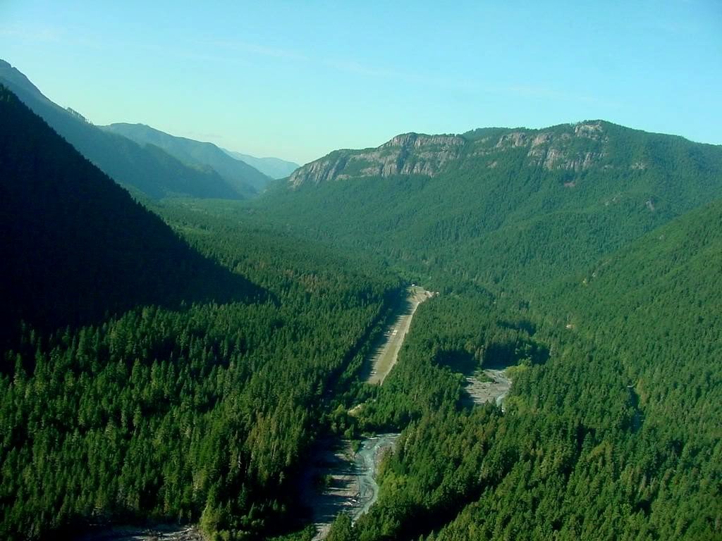 Sân bay Ranger Creek, Washington, Mỹ: Để hạ cánh trên đường băng dài chưa đầy 900 m này, phi công phải tìm cách đưa máy bay vào vị trí thích hợp giữa những đỉnh núi hiểm trở. Ảnh: Pacificnorthwestflying.