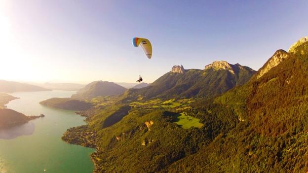 Aileen chơi dù lượn ở Annecy, Pháp.