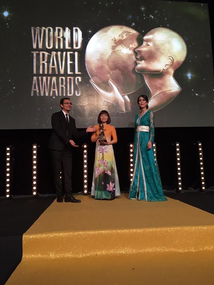 Bà Nguyễn Thị Thanh Trúc - Đại diện từ tập đoàn Sun Group, chủ đầu tư của InterContinental Danang Sun Peninsula Resort tại Lễ trao giải tổng kết của World Travel Awards 2015