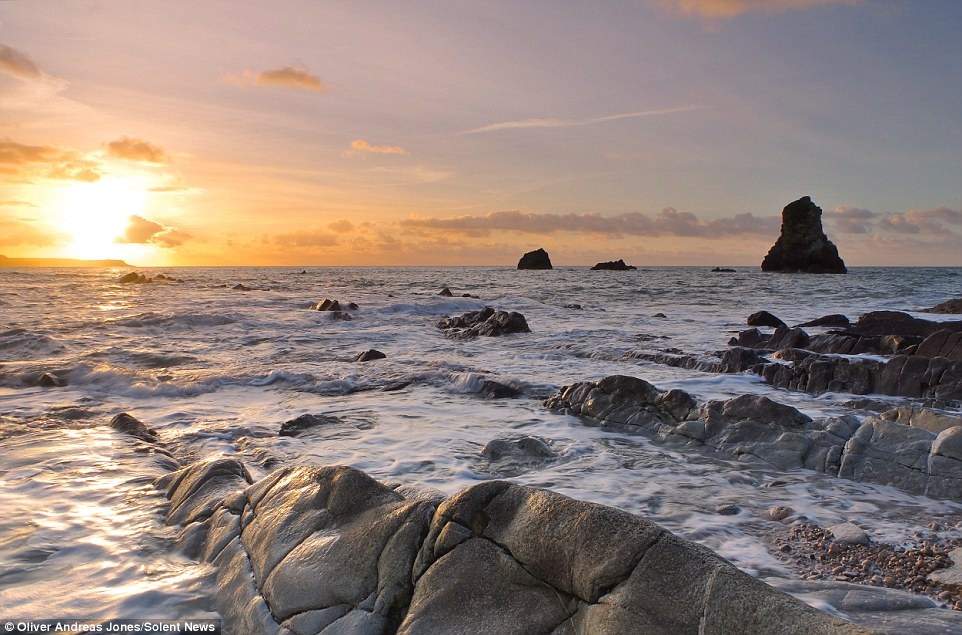 Oliver bắt đầu chụp ảnh từ khi còn rất nhỏ. Cậu bé đã trở thành một nhiếp ảnh gia phong cảnh khi mới 5 tuổi với nhiều bức ảnh tuyệt đẹp, như vịnh Mupe ở Dorset.