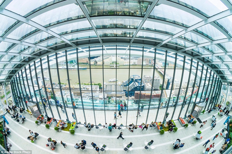 Walkie Talkie càng thu hút nhiều khách tham quan hơn khi mở cửa SkyGarden, khu vực 3 tầng cho bạn ngắm nhìn khung cảnh London từ trên cao.