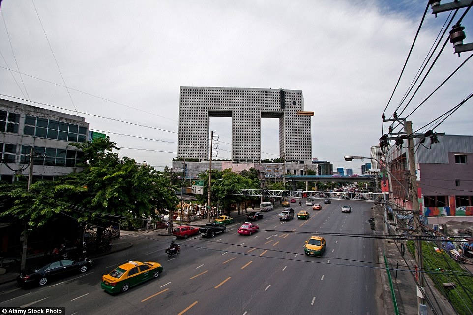 Tòa nhà Elephant, Bangkok, Thái Lan: Đây là một trong những công trình nhận được nhiều ý kiến trái chiều nhất ở Bangkok. Elephant là tổ hợp nhà ở hạng sang, văn phòng và cửa hàng mua sắm.