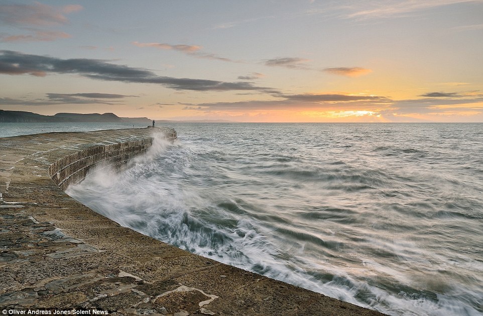 Oliver cho biết: “Bức ảnh cháu thích nhất được chụp ở The Cobb, Dorset, vì cháu muốn người đàn ông đứng cuối con đê ở yên chỗ đó cho cháu chụp. Cháu thích ảnh sáng và sự chuyển động của mặt nước”.