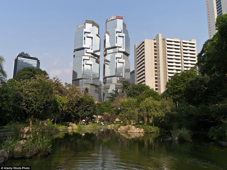Trung tâm Lippo, Hong Kong, Trung Quốc: Tháp đôi này hoàn tất vào năm 1988 và được gọi là “tòa nhà koala” vì có bề ngoài giống hệt loài gấu này đang ôm cây.